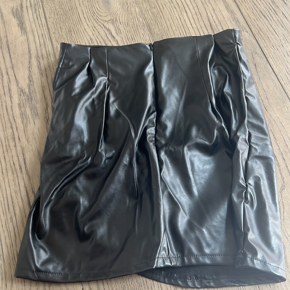 Shein faux leather skirt size small very flattering fit no rips stains or tears - Picture 2 of 3